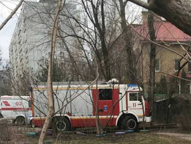 Жильцов многоэтажки в Ростове экстренно эвакуировали из-за угрозы взрыва
