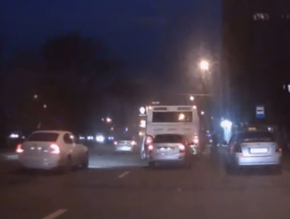 Устроившие гонку на Шолохова лихачи разбежались после аварии с автобусом в Ростове на видео