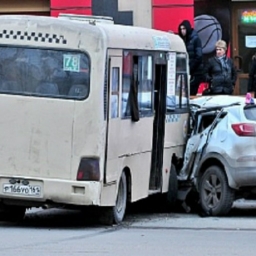 Два человека получили травмы в ДТП с иномаркой и маршруткой в Ростове
