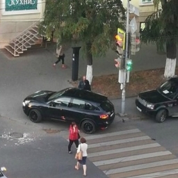 Женщина сломала нос под колесами автомобиля на «зебре» Ростова