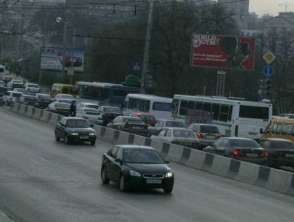 Власти Ростова хотят покрасить железнодорожный мост на проспекте Стачки