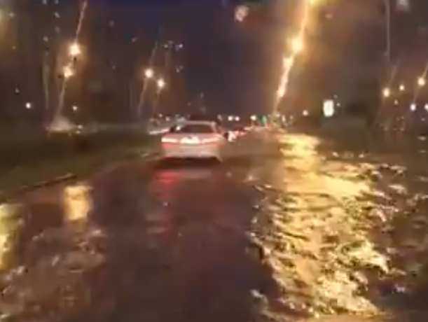 Плывущие по улице Ростова машины в грозу попали на видео