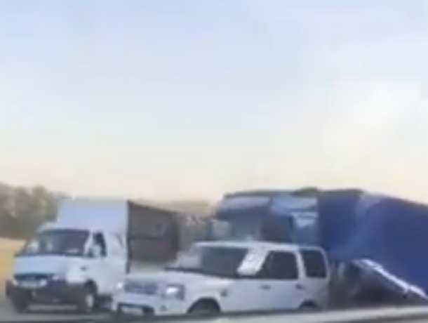 Жесткое ДТП с бензовозом и лодкой парализовало движение на трассе под Ростовом и попало на видео