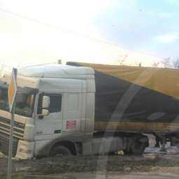 Образовавшееся на дороге «зыбучее болото» поглотило многотонную фуру под Ростовом