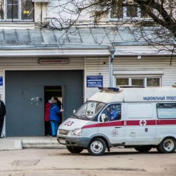 Многочисленные травмы получил мужчина, работавший с бензопилой в Ростовской области