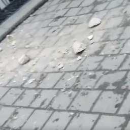 "Камнепад" с фасада заброшенного особняка напугал подростков в Ростовской области