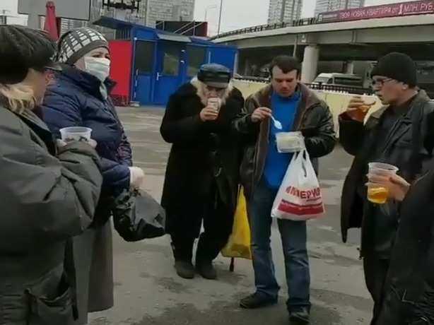 Простые ребята в Ростове каждое воскресенье кормят голодных и обездоленных