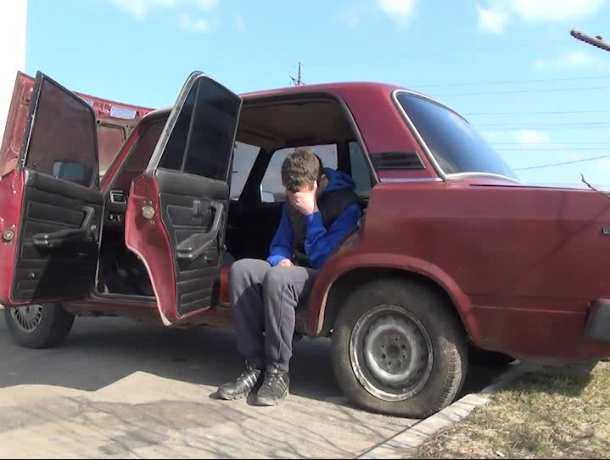 Двое молодых людей угнали припаркованный во дворе Ростова ВАЗ, подобрав к нему ключи