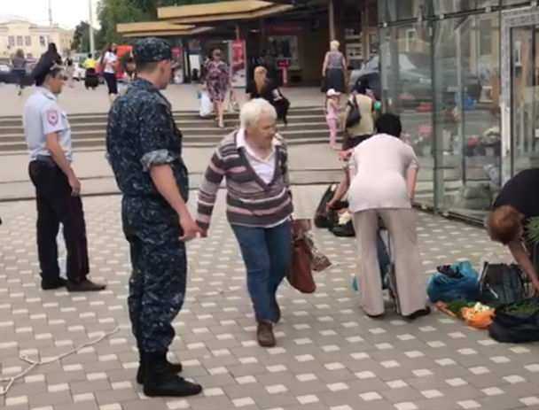 Роняя петрушку побежали бабушки от строгого полицейского в центре Ростова