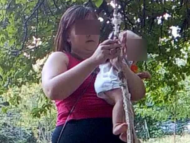 Агрессивная мамаша с ножом и младенцем на руках вступила в бой с девочками-подростками в Ростове Агрессивная мамаша с ножом и младенцем на руках вступила в бой с девочками-подростками в Ростове