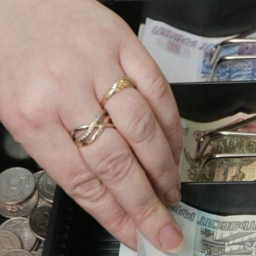 Повысившей себе зарплату на 10 тысяч продавцу-консультанту грозит до пяти лет тюрьмы