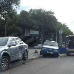 В Ростове в массовом ДТП столкнулись три иномарки