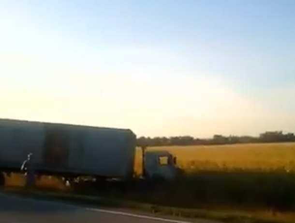Жесткая авария с раскуроченными грузовиками на трассе в Ростовской области попала на видео