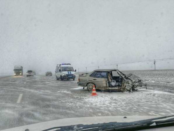 Четверо человек получили травмы в лобовом ДТП с двумя автомобилями на трассе под Ростовом