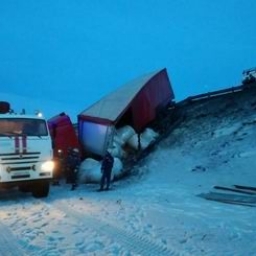 Областные спасатели оказали помощь водителю, съехавшему в кювет