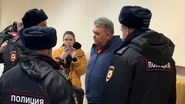 Бунт продолжается: тренер Ильин отказался надеть маску в суде Бунт продолжается: тренер Ильин отказался надеть маску в суде