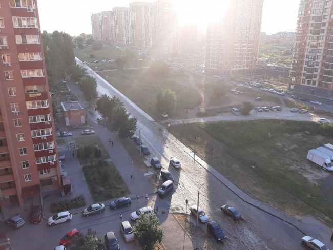 В Ростове из-за коммунальной аварии подтопило улицу