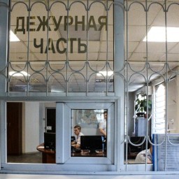 Задержанный в Ростове мужчина порезал себе шею осколком плитки в отделе полиции