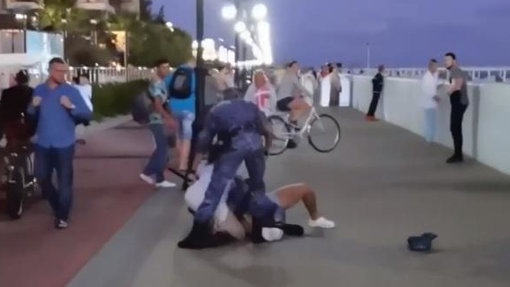 Появилось видео задержания росгвардейцами пьяной пары в Сочи Появилось видео задержания росгвардейцами пьяной пары в Сочи