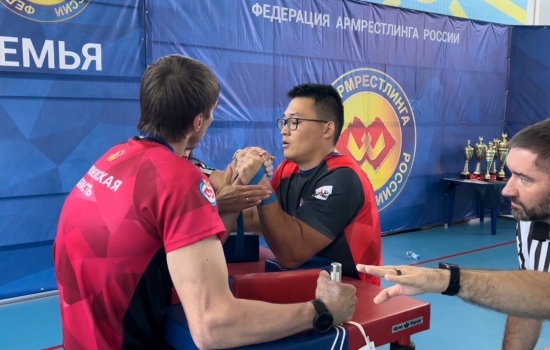 Спортсмен из Ростова завоевал бронзу на Всероссийском турнире по армрестлингу