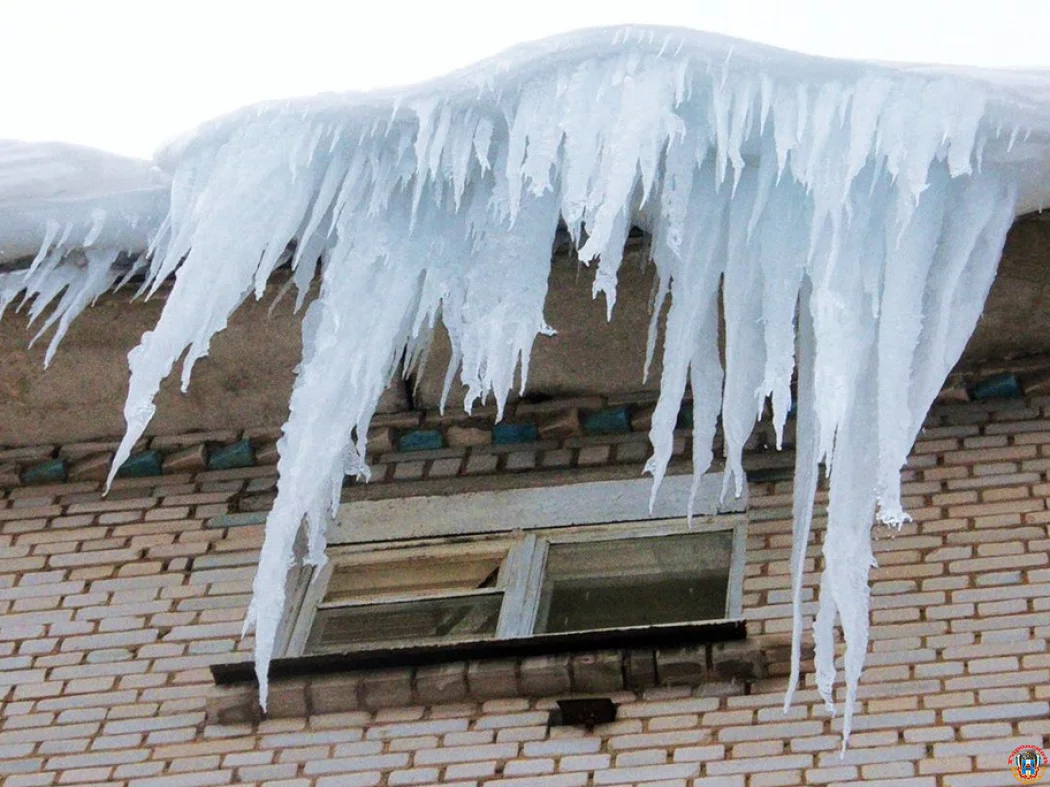 Ледяная ловушка: ростовчане игнорируют ленты и ходят под свисающими глыбами в центре города
