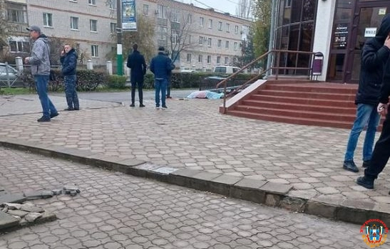 В Белой Калитве предприниматель погиб, упав с крыши магазина