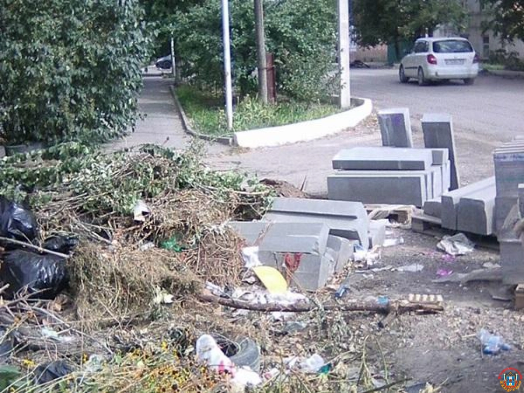 В Каменске-Шахтинском после ремонта дороги рабочие оставили мусор и бордюры