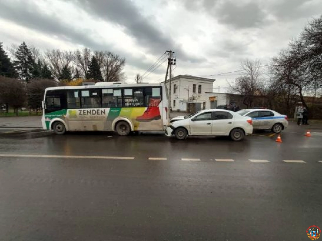 В Ростове пассажирка автобуса № 82 пострадала в аварии с иномаркой