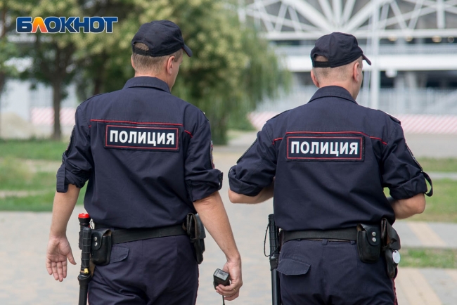 В Таганроге женщина и ее сын избили полицейских за снесенный ларек