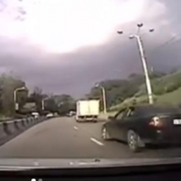 Утром на проспекте Стачки лихач не справился с управлением и перевернулся