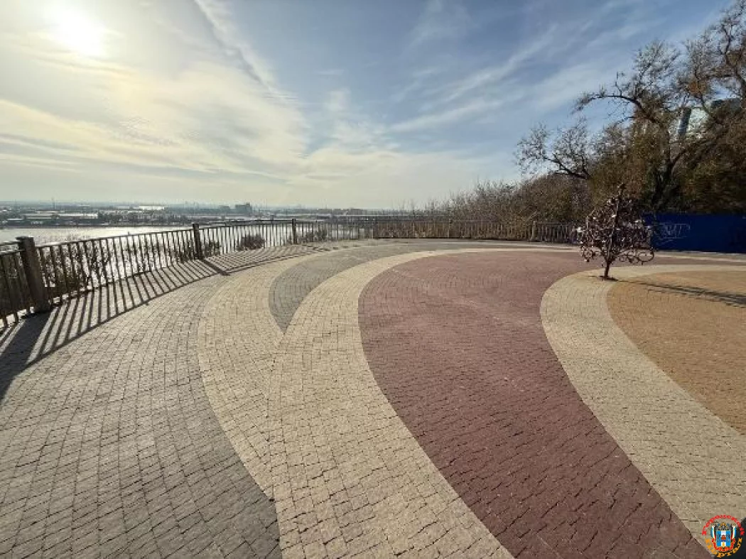 На смотровой площадке на улице Седова заменили плитку