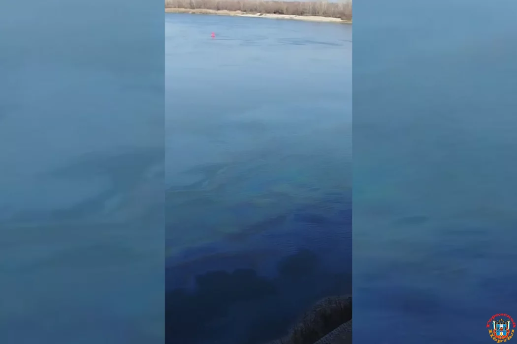 Семикаракорский затон баржа загрязнила мазутом