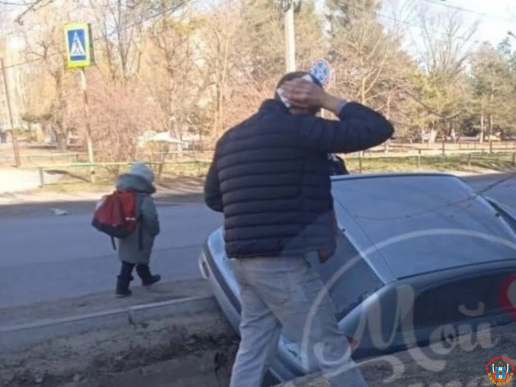 В канаву на Комсомольской провалилась легковушка в Батайске