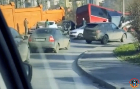 В Ростове у памятника «Стачке 1905 года» автобус вылетел в кювет, задев электропровода