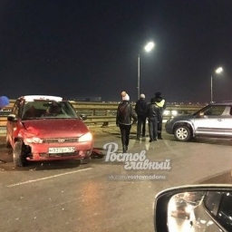 В центре Ростова образовался затор из-за ДТП с участием восьми машин на Ворошиловском мосту