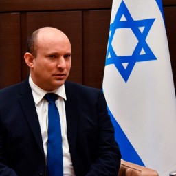 Израильский премьер прилетел в Москву