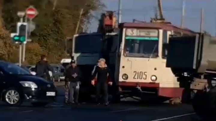В Челябинске автокран врезался в трамвай
