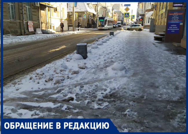 «Власти забывают про пешеходов»: ростовчанка недовольна уборкой тротуаров от снега