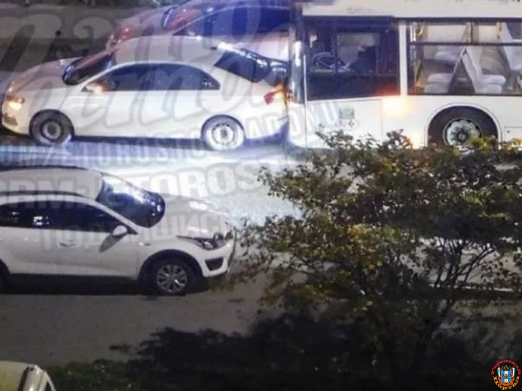 В Ростове водитель автобуса врезался в легковушку