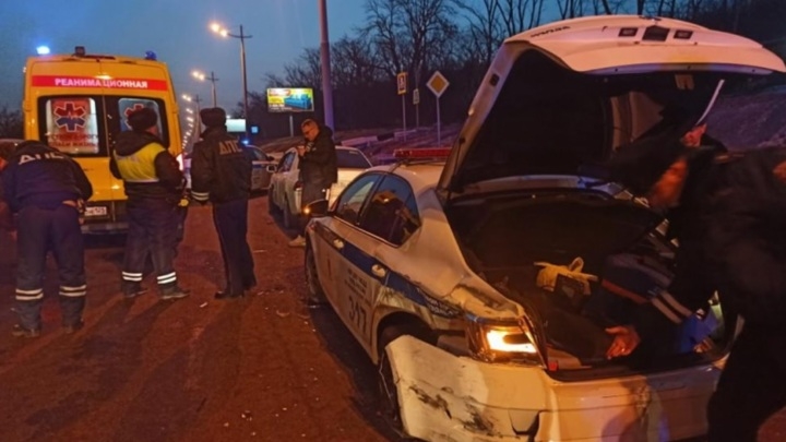 Машина, попавшая в аварию, сбила инспектора ДПС, офицер погиб