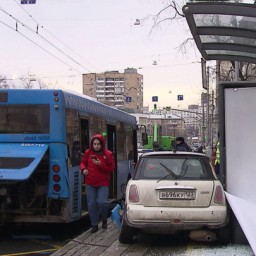 Легковушка влетела в автобус на остановке: что рассказали очевидцы