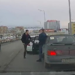 В Тюмени поколотили водителя, подрезавшего легковушку. Видео