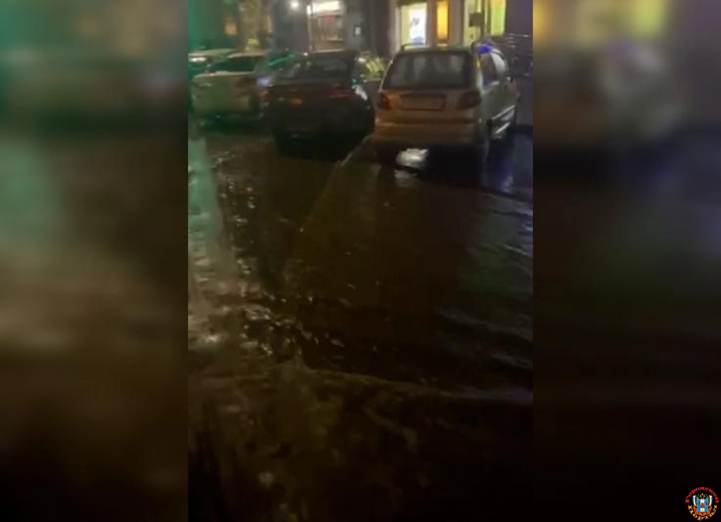 «Дороги превратились в полноводные реки»: сильный ливень затопил почти все районы Ростова