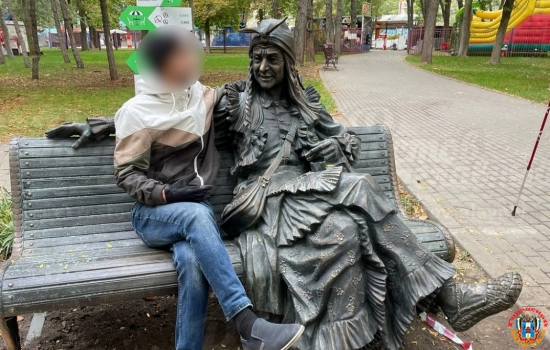 Памятник Бабе Яге появился в парке Революции в Ростове