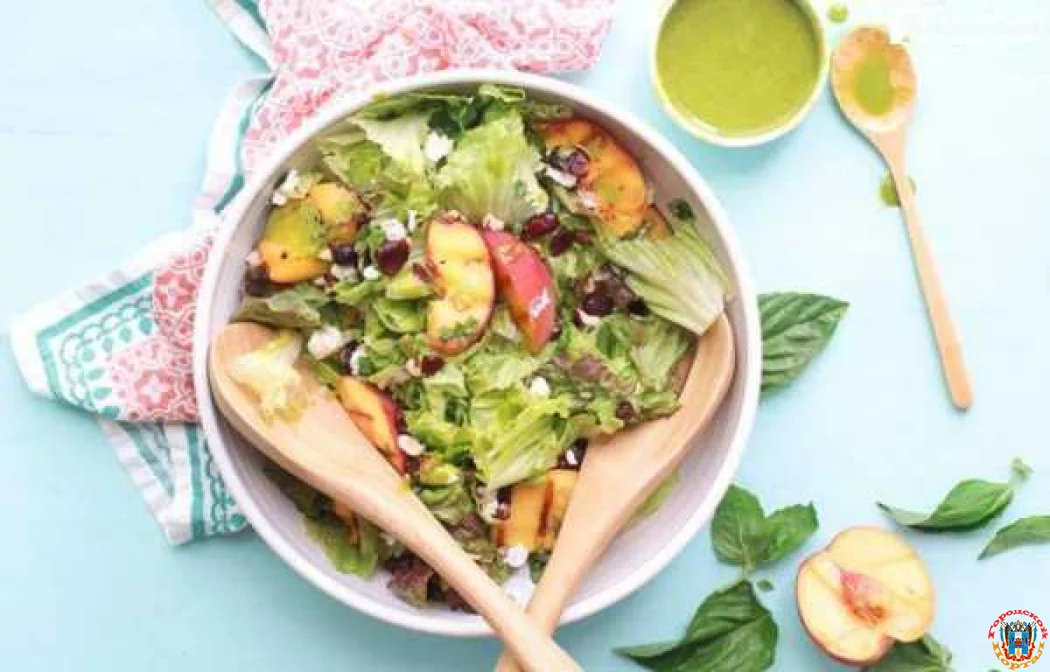 Салат с персиками на гриле