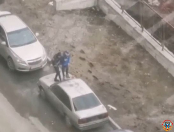 В Ростове двое несовершеннолетних прыгали на машине