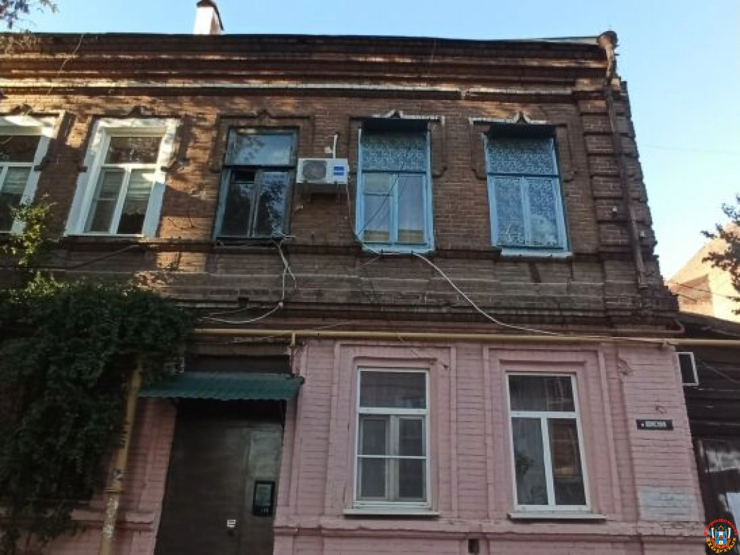 В Ростове жители дома на Донской полгода не могут добиться ремонта разваливающегося фасада