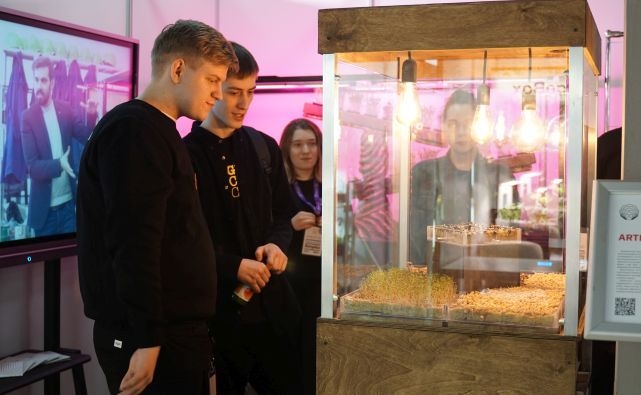 Студенты «Школы Икс» ДГТУ представили автономные теплицы на выставке в Москве