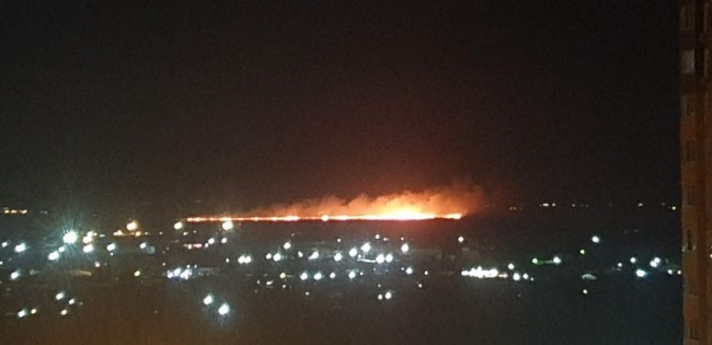 Жители Левенцовки публикуют фотографии ночного ландшафтного пожара