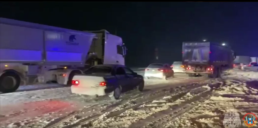 Автобус с детьми застрял в снежном заторе на М-4 в Ростовской области